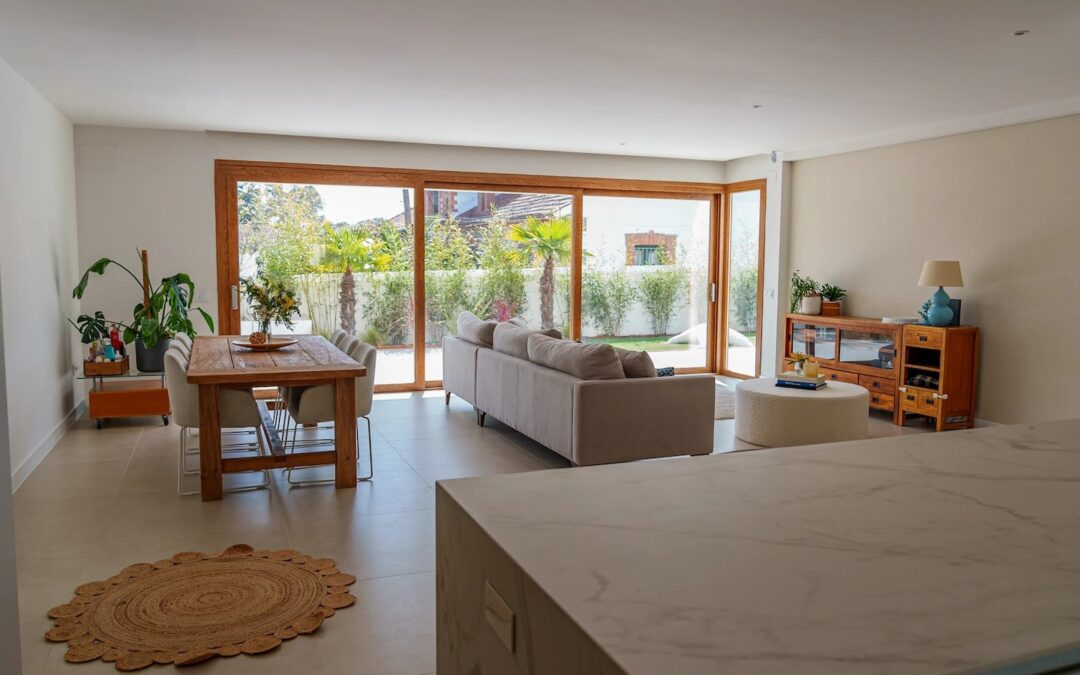 Consejos para decorar una casa prefabricada de hormigón sin dañar las paredes