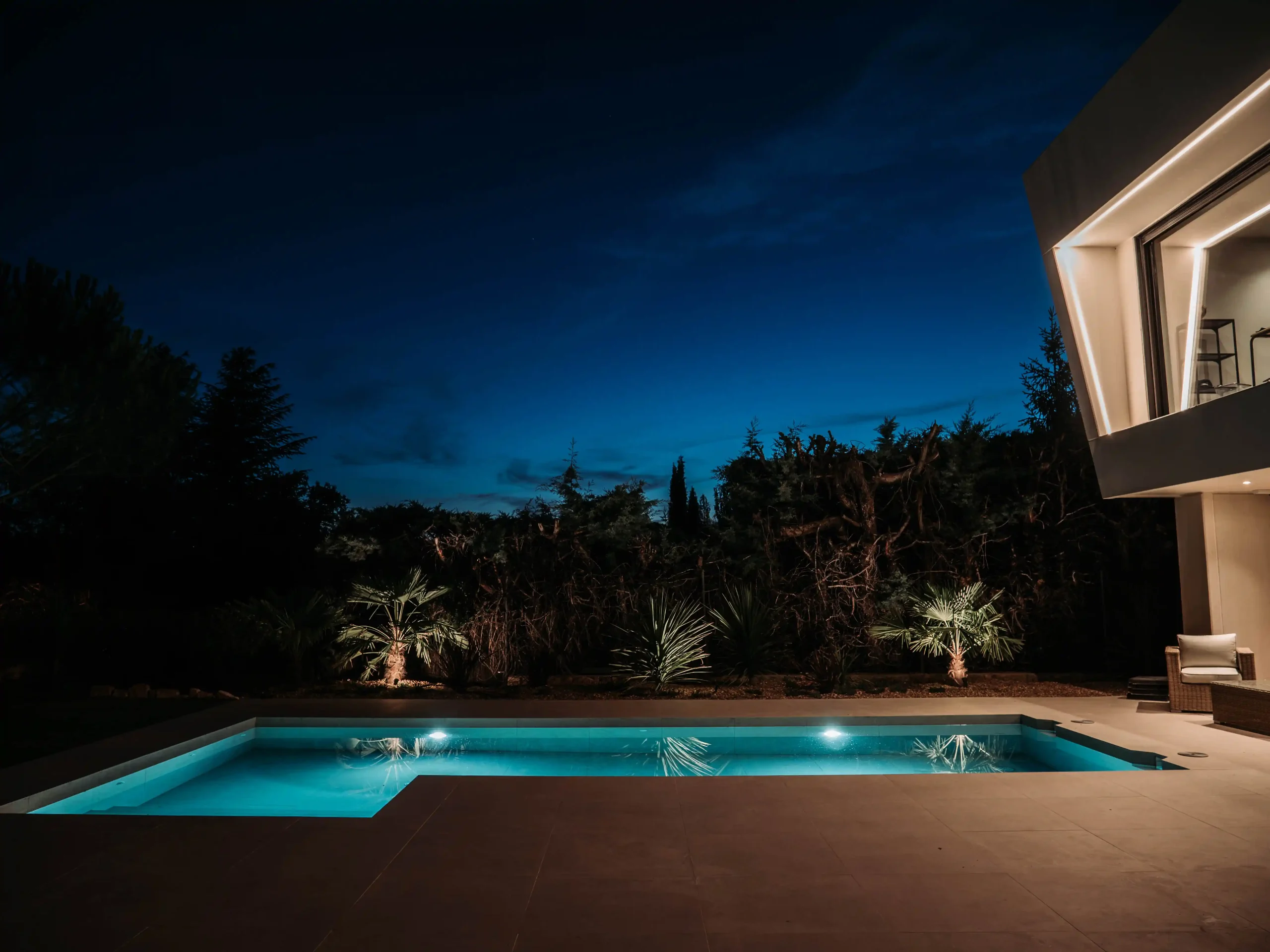 iluminacion de noche piscina casa hoyo