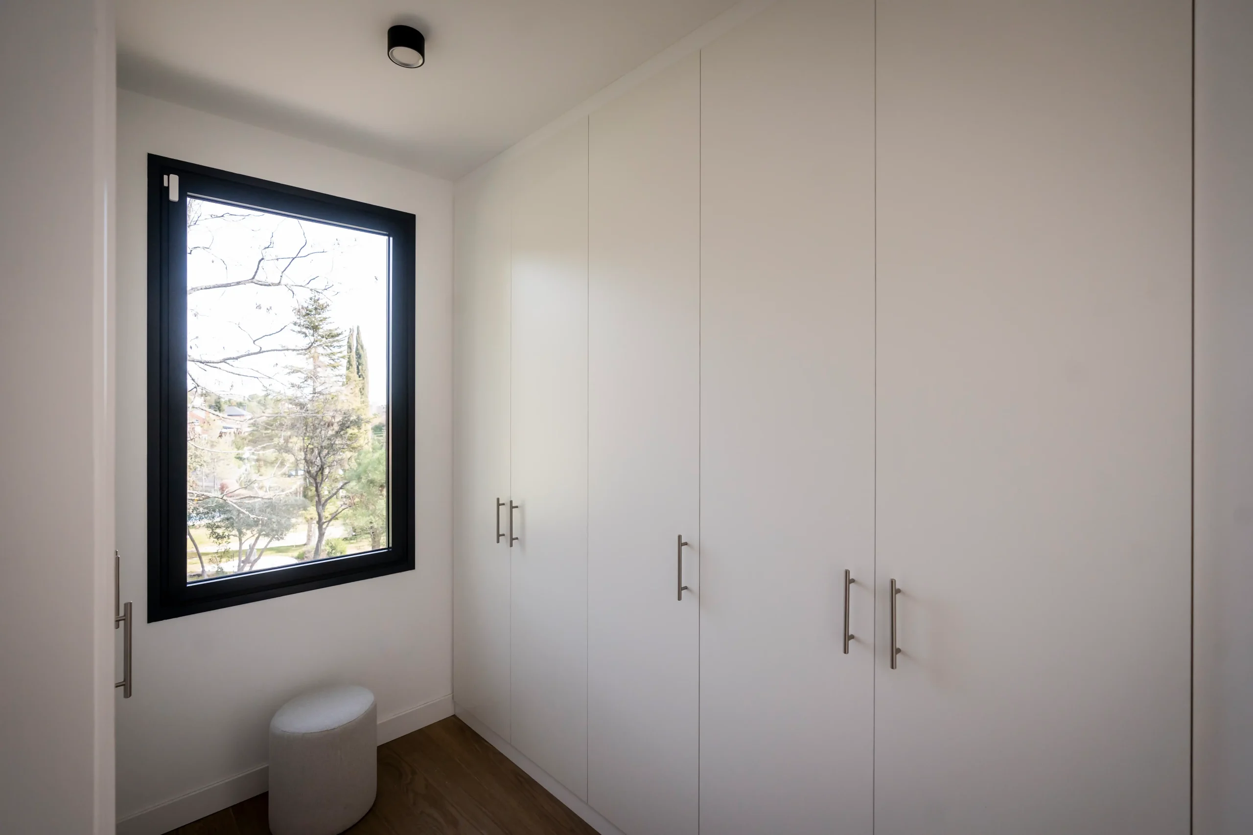 vestidor minimalista casa torre