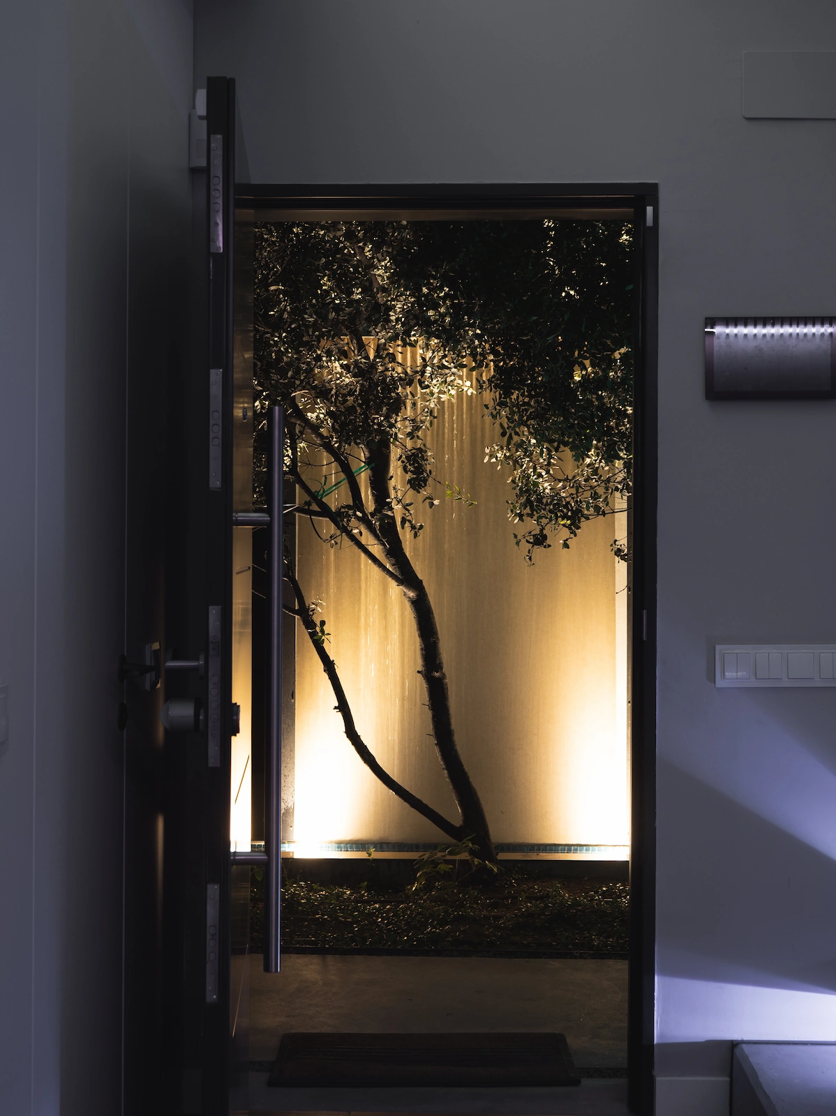 interior puerta principal de noche torrelodones 2