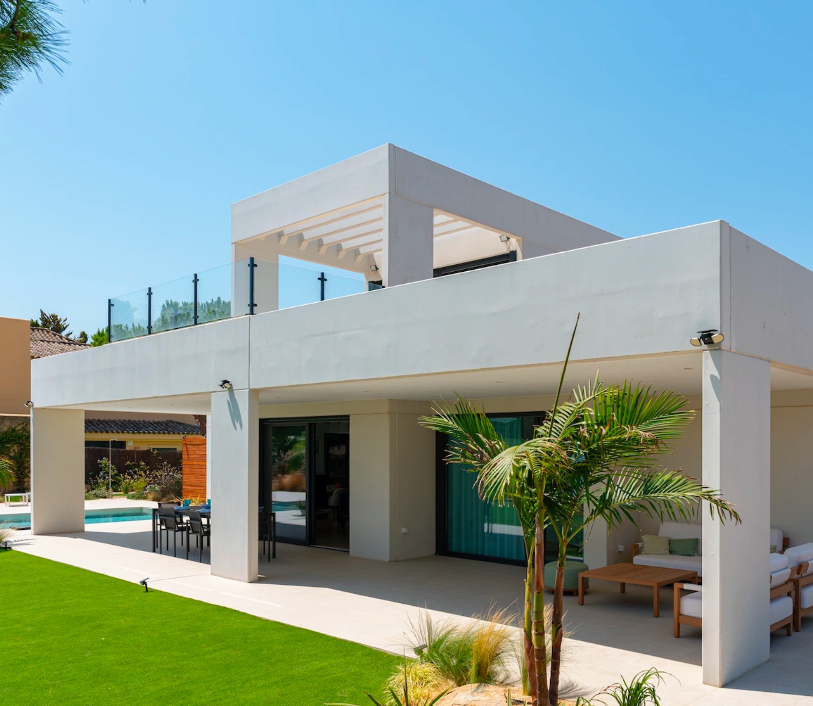 casa prefabricada de hormigon con jardin